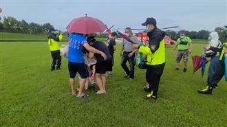 10大3小受困石門溪　直升機救出
