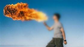 鳶嘴山玩噴火／翻攝自靠北登山大小事