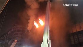 高雄鹽埕區一棟老舊建築「城中城大樓」在14日凌晨驚傳火警。
