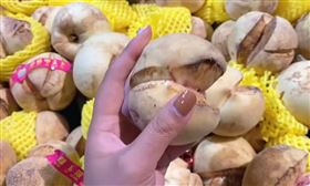 超市買到醜又貴「爆炸桃」　媽媽無情嗆：垃圾桶撿的？ 圖／翻攝自微博