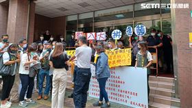 八大集結指揮中心門口抗議。（圖／記者陳弋攝影）