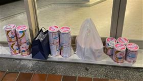 疑盜刷轉賣圖利？門口一整排奶粉。（圖／翻攝自外送員的奇聞怪事）