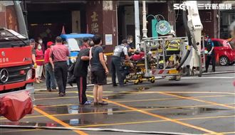 揪心！遺體送出　跪地女：都不是爸媽