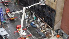 高雄城中城大樓火警  消防搜救（3）高雄市鹽埕區府北路「城中城」大樓14日發生火警，消防局出動人車到場救援，先逐戶、逐樓清查，救出受困民眾，並進入火場勘驗調查火災發生原因。中央社記者董俊志攝  110年10月14日