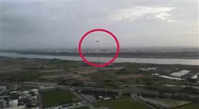 龍井鄉上空，男子違法飛行動力傘，飛越高壓電塔，危險，烏日分局林姓員警  (圖/翻攝自龍井之鄉臉書社團)