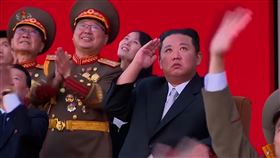 睪固酮爆表！北韓軍人喉頂鋼筋、釘床碎石　金正恩爽翻鼓掌
金正恩視察 北韓部隊秀武術。圖片來源：AP/KRT 授權