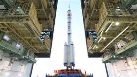 中國神舟十三號太空船運抵發射區  近期將升空中國載人航天工程辦公室7日宣布，神舟十三號載人太空船與長征二號F遙十三運載火箭組合體（圖）當天已轉運至發射區，預計近期發射升空。（中新社提供）中央社  110年10月7日