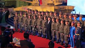 北韓國防展大合照中，出現一名身穿亮藍色連身衣的傘兵，在將近30名穿橄欖綠軍裝的軍人當中特別顯眼。（圖／翻攝自朝中社）