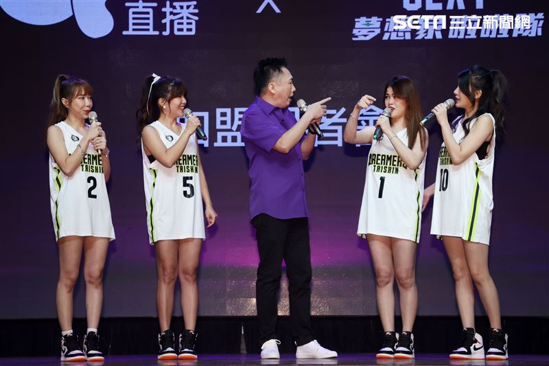 趙正平和啦啦隊員梓梓、壯壯、虔虔、愛語莎出席up直播活動。（記者邱榮吉/攝影）