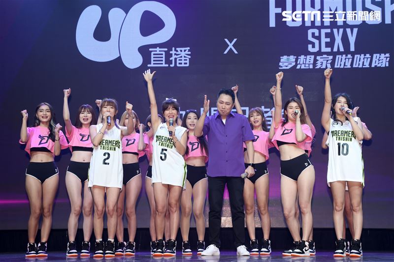 趙正平和啦啦隊員梓梓、壯壯、虔虔、愛語莎出席up直播活動。（記者邱榮吉/攝影）