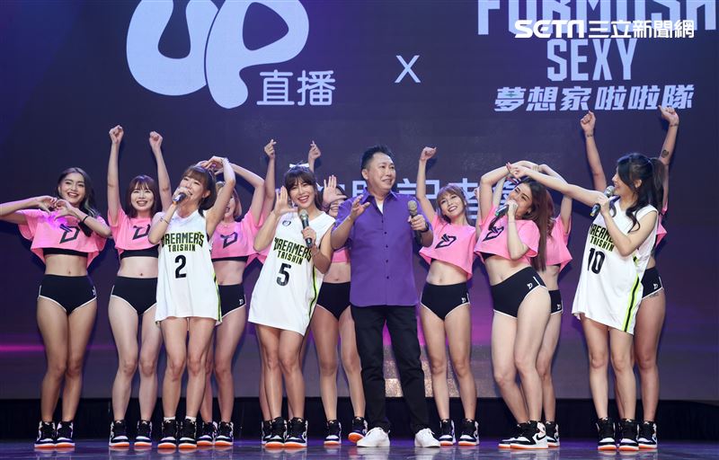趙正平和啦啦隊員梓梓、壯壯、虔虔、愛語莎出席up直播活動。（記者邱榮吉/攝影）