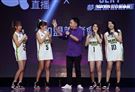 趙正平和啦啦隊員梓梓、壯壯、虔虔、愛語莎出席up直播活動。（記者邱榮吉/攝影）