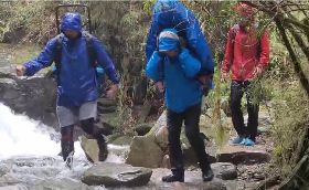 山友魂斷三叉山  員警與協作輪揹遺體