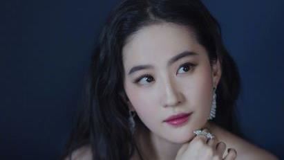 破尺度！劉亦菲裸背露到股溝側胸上陣