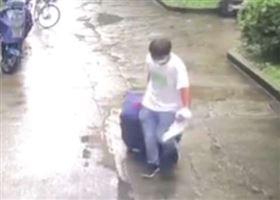 ▲中國社群網站瘋傳監視器畫面社區監視器畫面，一名男子吃力拖著行李箱，離開上海長寧一處社區，該社區裡，一名獨居女住戶詭異在住處失蹤。（圖／翻攝自微博）