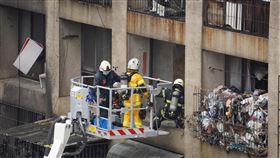 高雄城中城大樓火警  消防搜救（2）高雄市鹽埕區府北路「城中城」大樓14日發生火警，火舌從1樓一路向上竄燒，消防人員到場救援，先逐戶、逐樓清查，以救出受困民眾。中央社記者董俊志攝  110年10月14日