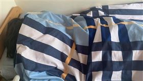 以為孩子賴床沒上學　爸掀開被子驚喊「差點嚇到屎尿流」。圖／報廢公社