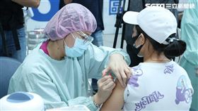 8/23高端疫苗開打首日，許多民眾排隊打高端。（圖／記者邱榮吉攝影）