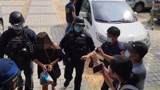 女街友抵地檢　冷眼看人不發一語