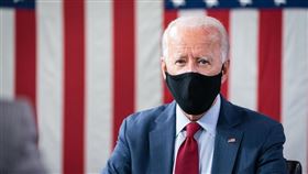 美國總統拜登14日簽署法案，暫時提高政府舉債上限到28.9兆美元，把債務違約期限推遲到12月。（圖／翻攝自facebook.com/joebiden）
