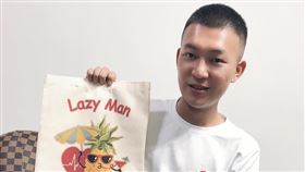 鳳梨呼籲粉絲一起做公益，就可以拿到周邊商品。（圖／翻攝自鳳梨臉書）