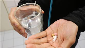 吃藥需搭配200cc以上的溫、涼開水，避免藥丸卡在食道，造成藥物灼傷。（圖／台中慈院提供）