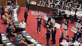 立法院國民黨團議場抗議（圖／記者林恩如攝影）