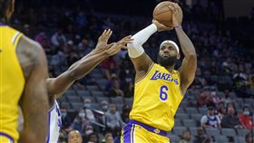 ▲詹姆斯（LeBron James）攻下全場最高30分，湖人慘吞熱身賽6連敗。（圖／美聯社／達志影像）