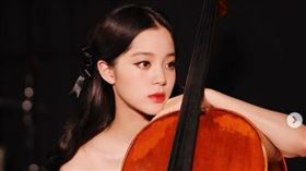 歐陽娜娜演藝事業發展相當順遂，知名度和人氣不斷攀升。（圖／翻攝自歐陽娜娜IG）