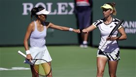 ▲謝淑薇、梅丹斯（Elise Mertens）闖進印地安泉網賽女雙決賽。（圖／美聯社／達志影像）
