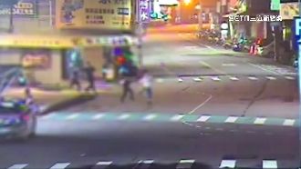 3男當街追打討債　19歲男超商求救