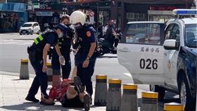 張男酒後在捷運西門站6號出口隨機拉人遭逮。（圖／翻攝自PTT）