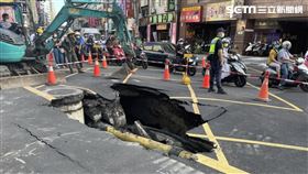 天坑,塌陷,區公所,三重,翻攝畫面