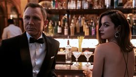 《007生死交戰》丹尼爾克雷格、安娜德哈瑪斯。（圖／UIP提供）