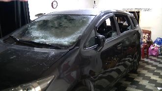 不滿已婚男疑與媽曖昧！兒怒砸車痛毆