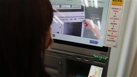 紙本五倍券超商開放預訂（2）紙本五倍券第一梯次線上及超商預訂25日開跑，民眾上午攜帶健保卡前往超商，使用多媒體事務機進行預約。中央社記者裴禛攝  110年9月25日