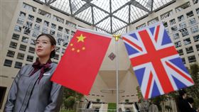 英國、中國國旗、英國新任外交部長Liz Truss（伊麗莎白·特拉斯）／（圖／美聯社／達志影像）