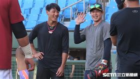 陳晨威和陳家駒賽前閒聊。（圖／記者王怡翔攝影）