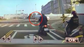 遭左轉車撞翻2圈半　女騎士左腿骨折