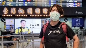 中信兄弟洋投高野圭佑和彭政閔合照。（圖／中信兄弟提供）