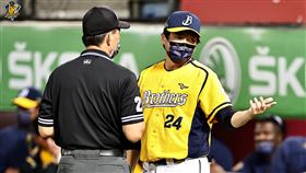 總教練林威助提出抗議。（圖／中信兄弟提供）