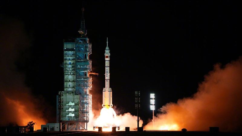 中國發射火箭　載運3太空人至太空站