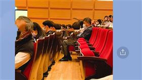 ▲ 台大名醫施景中在網路上發文表示，自己的女兒去聽音樂會時，發現陳時中部長坐在她附近，還傳來了照片。（圖／翻攝自施景中臉書）