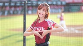 「國民隊長」倪暄臉蛋甜美可愛，親和力十足，擄獲許多男粉的心。（圖／翻攝自eli_o528 IG）