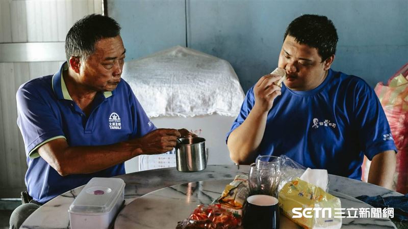 年收8萬…6旬父牛奶喝幾口全給病兒