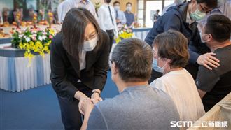 蔡英文赴殯儀館捻香　慰問罹難者家屬