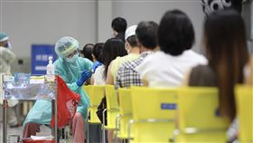 第11期首劑BNT疫苗開打（1）公費疫苗預約平台第11期BNT疫苗第一劑15日起至21日供民眾接種，台北市花博大型接種站於開打首日上午即有大批民眾依約前往施打，場內秩序良好。中央社實習記者蕭宇軒攝  110年10月15日