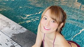 林莎胸口壓著泳池畔展「邪惡視角」。（圖／翻攝自superlisa821 IG）