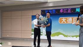 ▲ 台北榮民總醫院今天舉辦「心傳真愛－110年器官捐贈感恩會」，以樂曲演奏追思大愛捐贈者，並向歷年的器官捐贈者獻花致意。（圖／北榮提供）