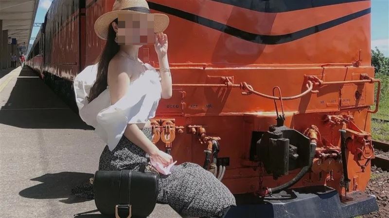 違規坐月台拍照　正妹業務嗆關你X事